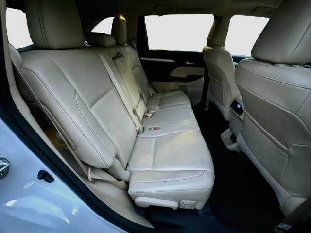 Used 2017 Toyota Highlander XLE AWD/4WD image 31