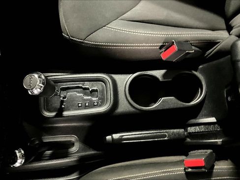 Used 2016 Jeep Wrangler Unlimited Rubicon w/ Connectivity Group image 17