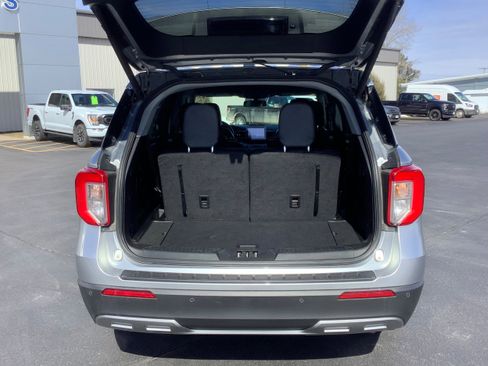 Used 2020 Ford Explorer XLT w/ Equipment Group 202A image 6