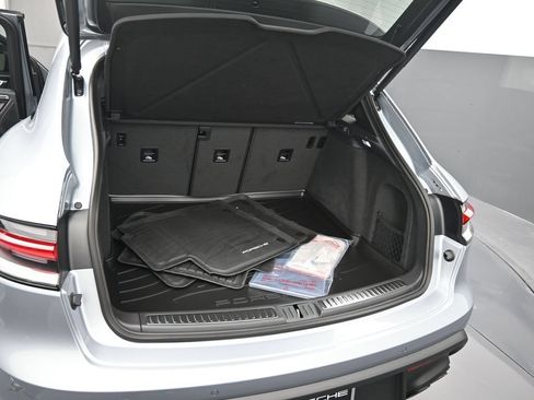 Certified 2025 Porsche Macan Turbo AWD/4WD image 22