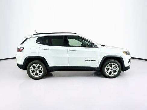 Used 2025 Jeep Compass Latitude AWD/4WD image 10