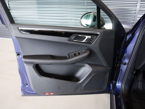 Certified 2025 Porsche Macan T image 26