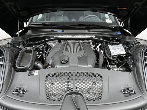 Certified 2025 Porsche Macan AWD image 32