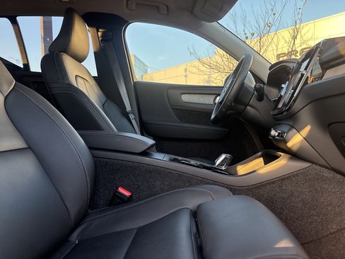 Used 2025 Volvo XC40 B5 Plus image 24