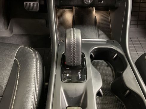 Used 2020 Volvo XC40 T5 Momentum w/ Protection Package Premier image 28