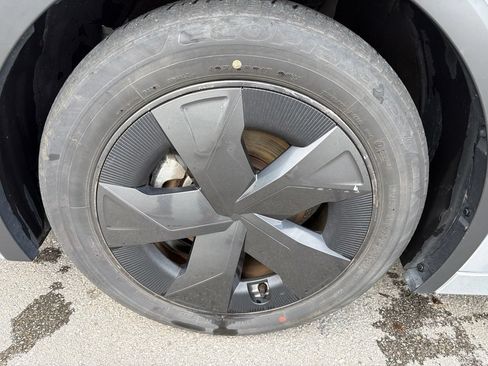 Used 2025 Toyota Prius LE FWD image 25