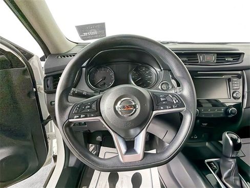 Used 2020 Nissan Rogue SV image 11