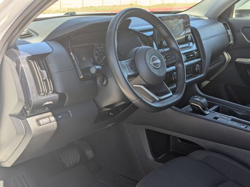 Used 2025 Nissan Pathfinder SV image 12