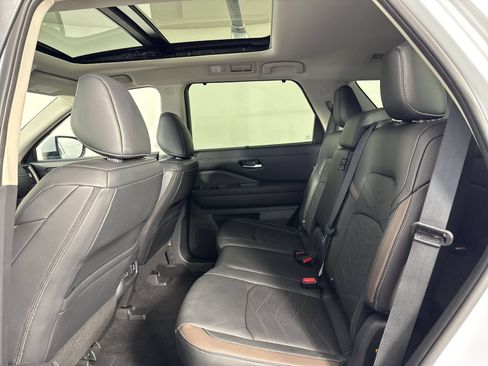 Certified 2025 Nissan Pathfinder Platinum w/ Black Appearance Package AWD/4WD image 26