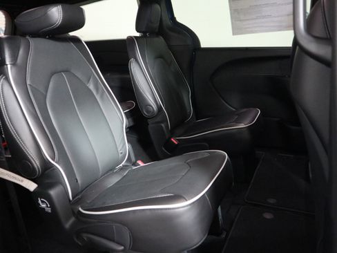 New 2026 Chrysler Pacifica Limited image 21