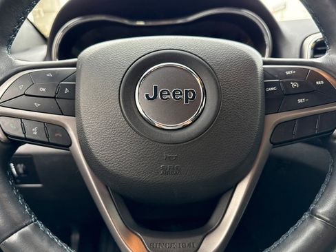 Used 2019 Jeep Grand Cherokee Laredo AWD/4WD image 23