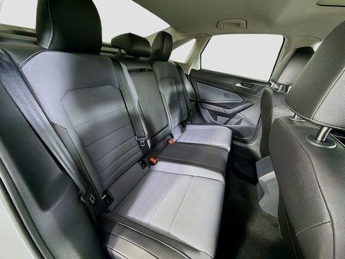 Used 2025 Volkswagen Jetta SE w/ Sunroof Package image 27