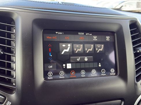 Used 2019 Jeep Cherokee Latitude Plus w/ Cold Weather Group image 11