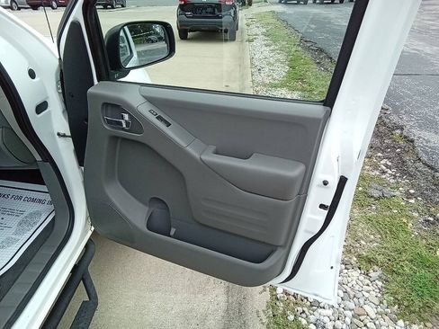 Used 2019 Nissan Frontier Desert Runner RWD image 5
