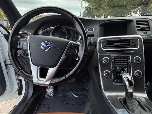 Used 2015 Volvo V60 T5 Platinum image 14