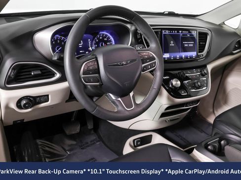 Used 2024 Chrysler Pacifica Touring-L FWD image 5