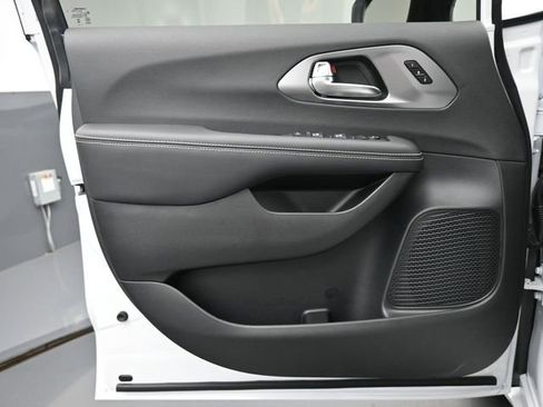 New 2025 Chrysler Pacifica Select w/ Uconnect Theater Family Group image 12