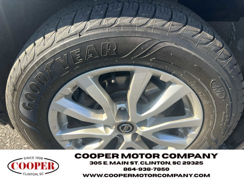 Used 2018 Nissan Rogue SV w/ Premium Package image 31