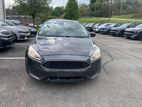 Used 2018 Ford Focus SE FWD image 2