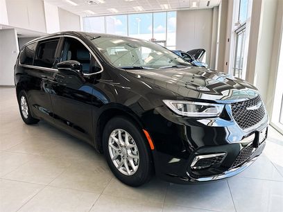 New 2025 Chrysler Pacifica Select