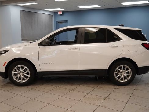 Used 2024 Chevrolet Equinox LS w/ LS Convenience Package FWD image 2