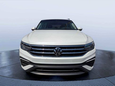 Used 2023 Volkswagen Tiguan SE image 2