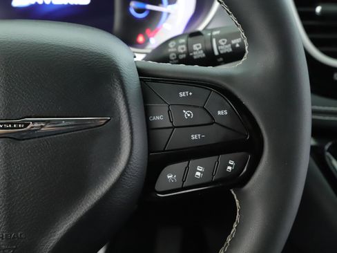 Used 2022 Chrysler Pacifica Touring-L w/ S Appearance Package image 11