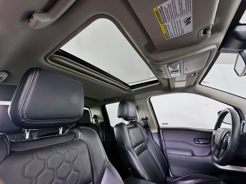 Used 2024 Nissan Frontier SL w/ Technology Package RWD image 32
