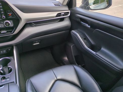 Used 2022 Toyota Highlander XLE FWD image 17