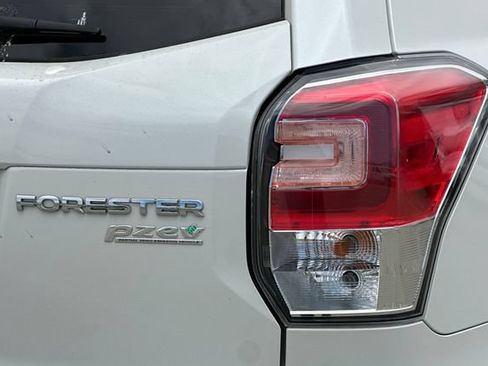 Used 2017 Subaru Forester 2.5i Touring AWD/4WD image 8