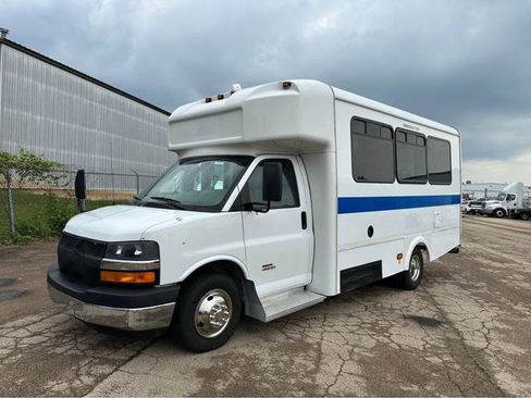 Used 2012 Chevrolet Express 4500 w/ Shuttle Bus Package RWD image 5