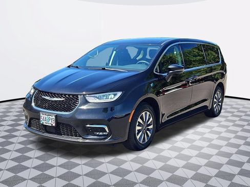 Used 2024 Chrysler Pacifica Limited FWD image 2
