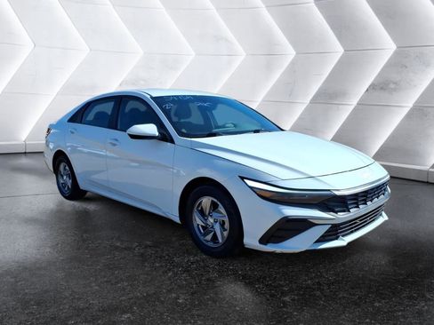 Used 2024 Hyundai Elantra SE image 7