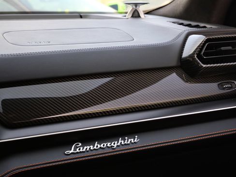 Used 2025 Lamborghini Urus SE AWD/4WD image 19
