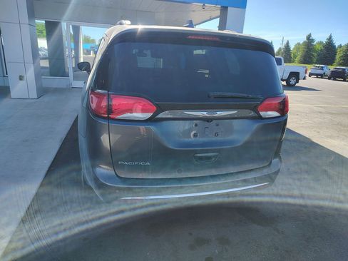 Used 2017 Chrysler Pacifica Touring-L FWD image 7