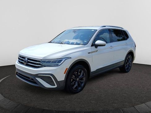 Used 2024 Volkswagen Tiguan SE FWD image 3