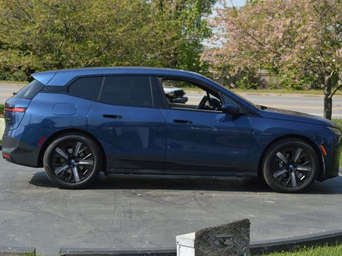 Used 2023 BMW iX xDrive50 w/ Premium Package image 12