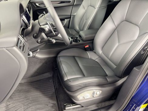 Certified 2026 Porsche Macan AWD/4WD image 5