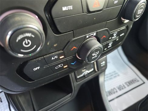 Used 2018 Jeep Renegade Latitude image 22