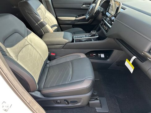New 2025 Nissan Pathfinder Platinum image 13