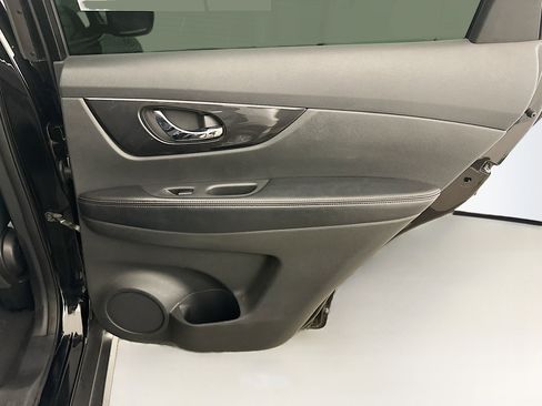 Used 2017 Nissan Rogue SV AWD/4WD image 30