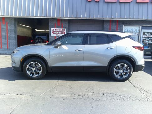 Used 2023 Chevrolet Blazer LT image 2