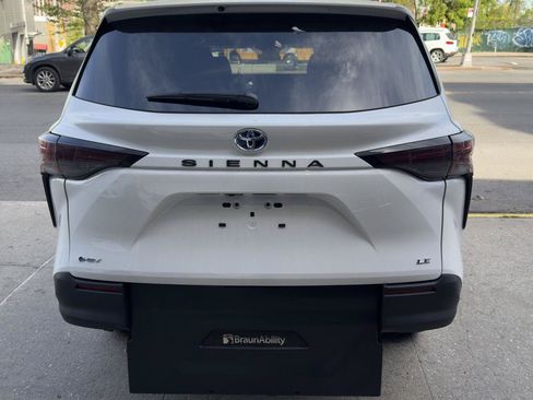 Used 2026 Toyota Sienna LE FWD image 4