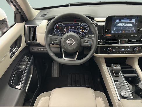 Used 2024 Nissan Pathfinder SL AWD/4WD image 11