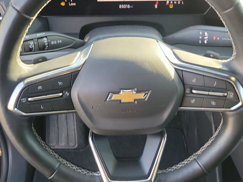 Used 2025 Chevrolet Traverse LT image 19