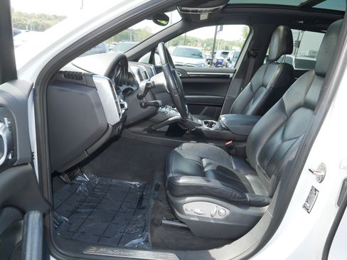 Used 2014 Porsche Cayenne Platinum Edition AWD/4WD image 12