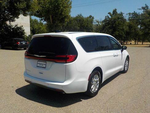 New 2025 Chrysler Pacifica Select image 4