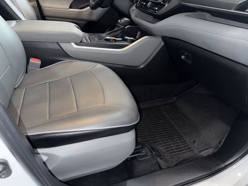 Used 2022 Toyota Highlander LE image 16