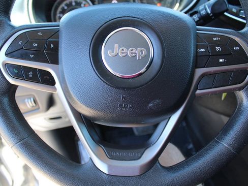 Used 2019 Jeep Cherokee Latitude w/ Popular Appearance Group AWD/4WD image 13