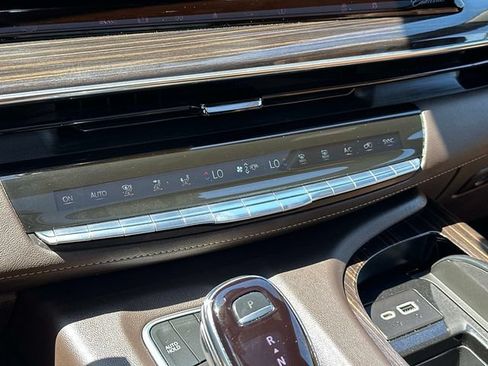 Used 2021 Cadillac Escalade Premium Luxury w/ LPO, Illumination Package AWD/4WD image 31